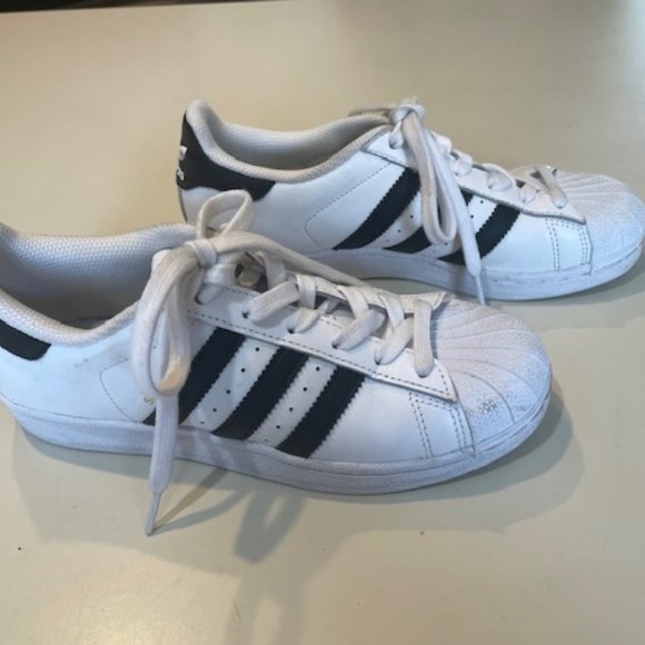 ADIDAS SUPERSTAR WHITE WOMEN'S TENNIS SHOES Size 5 - Picture 2 of 4